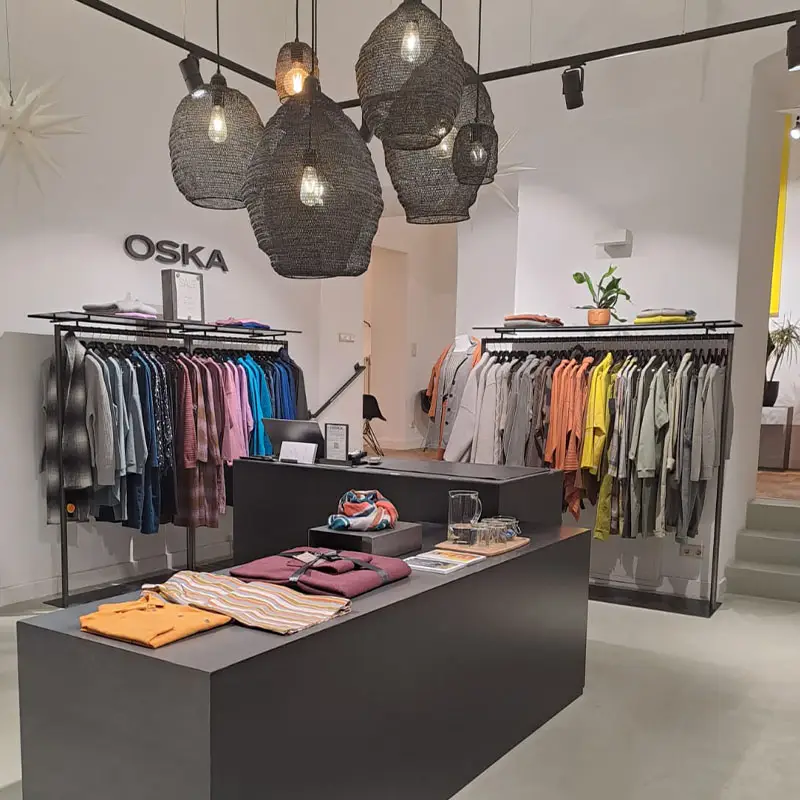 Magasin de vêtements moderne avec un présentoir de vêtements aux couleurs vives.