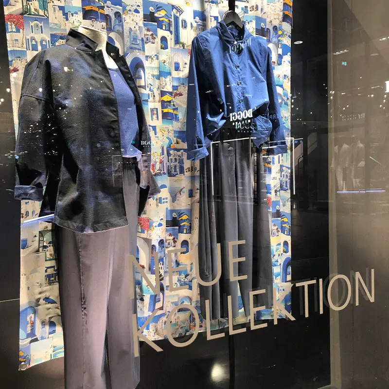 Présentation de mode mettant en vedette une collection de vêtements bleus.