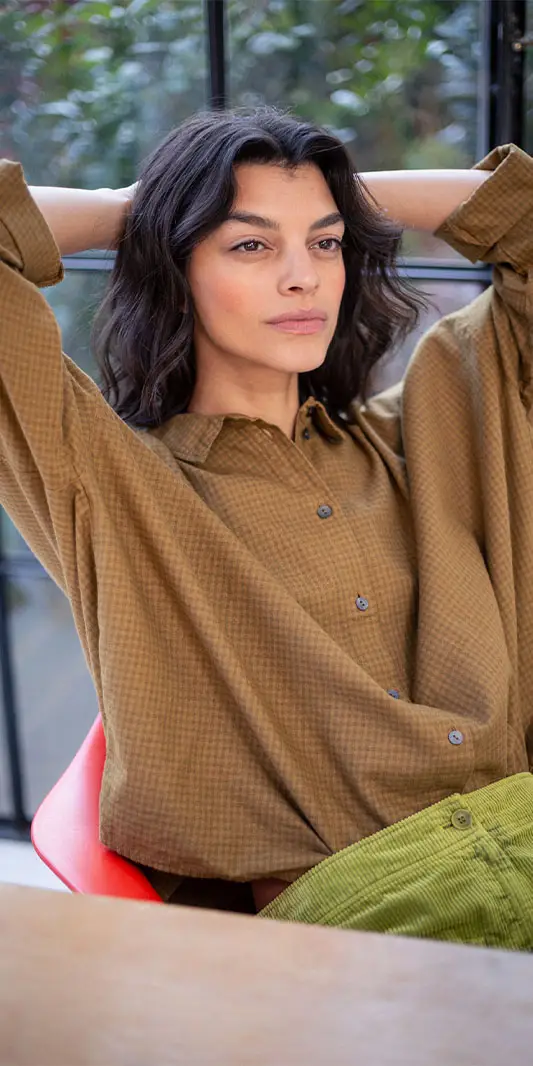 Femme se détendant dans un environnement élégant.