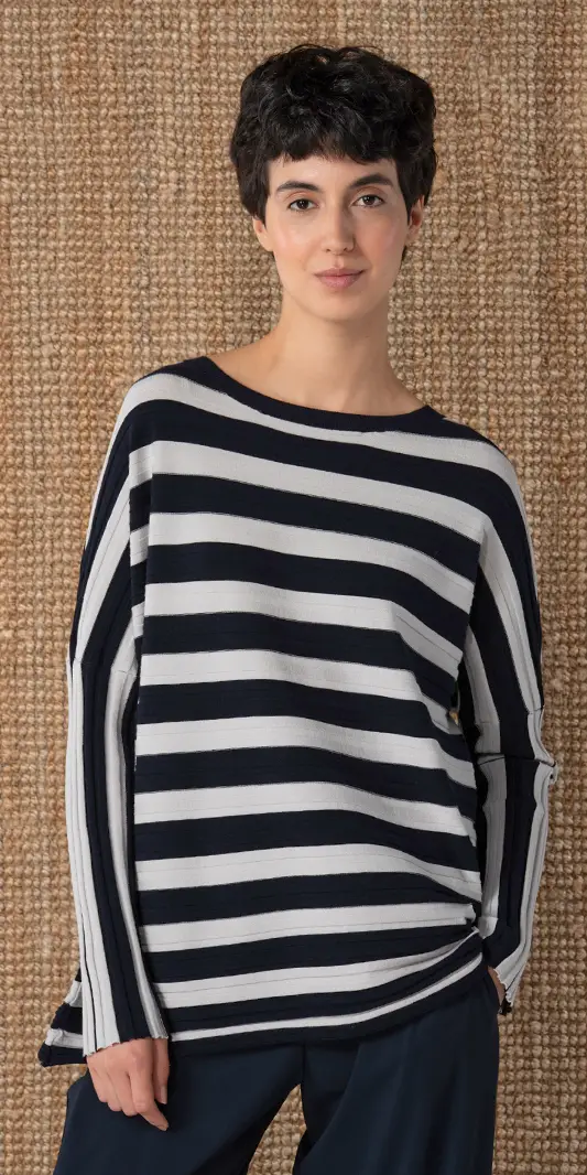 Femme en pull rayé sur fond texturé