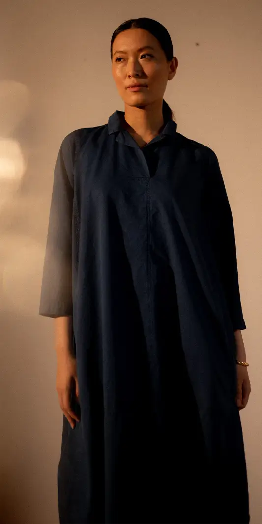 Femme portant une longue robe bleu foncé