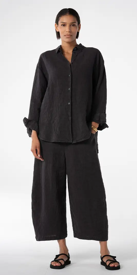Mannequin portant une tenue noire élégante.