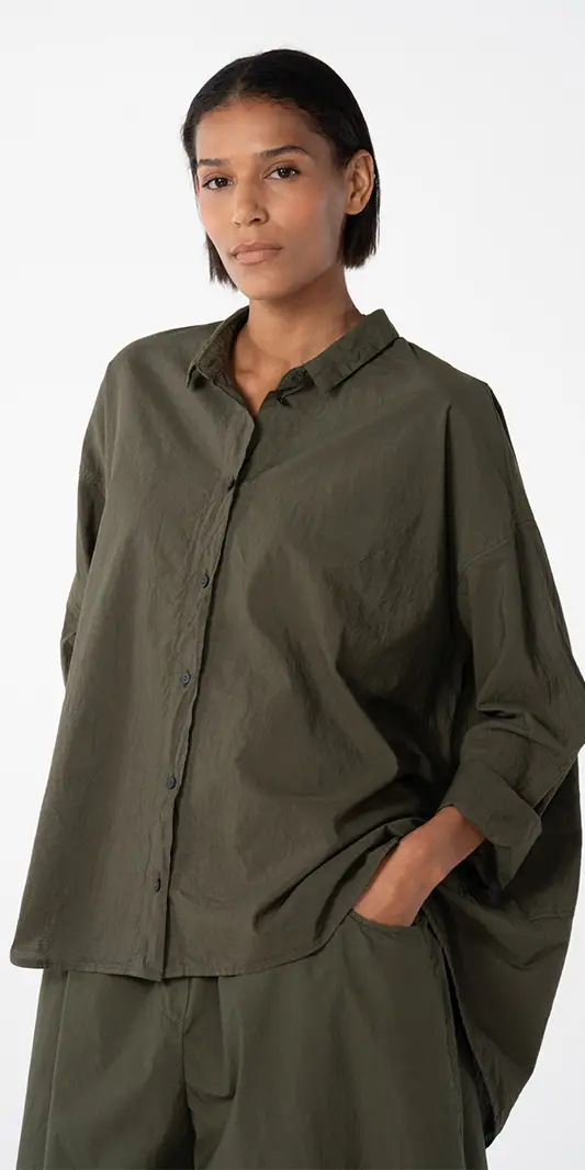 Mannequin portant une chemise vert olive surdimensionnée.