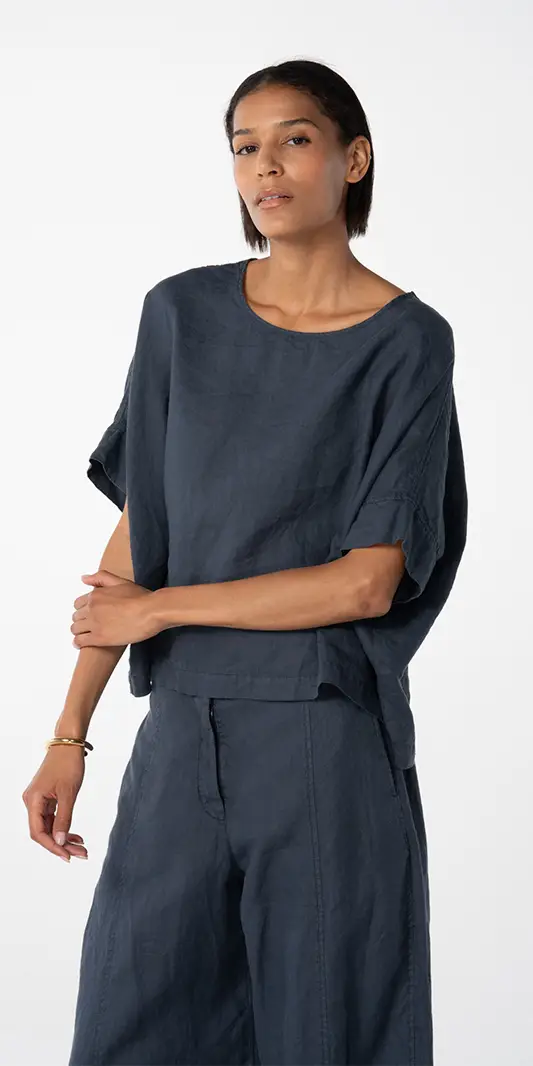 Mannequin portant une tenue élégante bleu foncé.