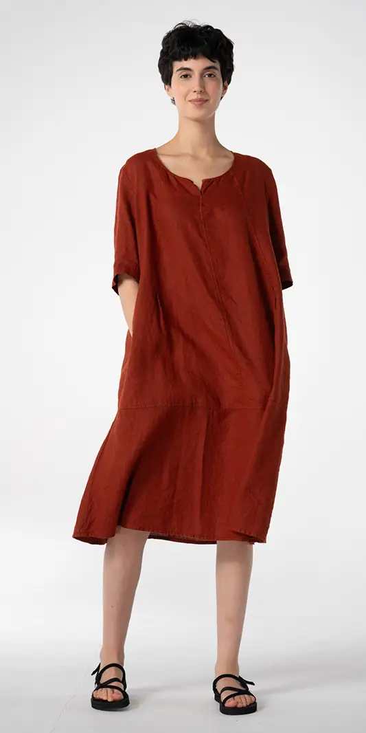 Mannequin en robe oversize rouille