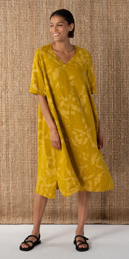 Femme en robe jaune à fleurs