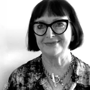 Portrait en noir et blanc d'une femme âgée avec des lunettes