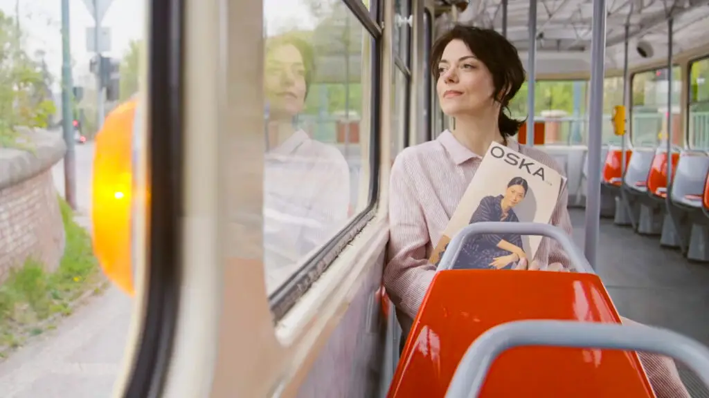 Žena držící časopis v městském autobuse